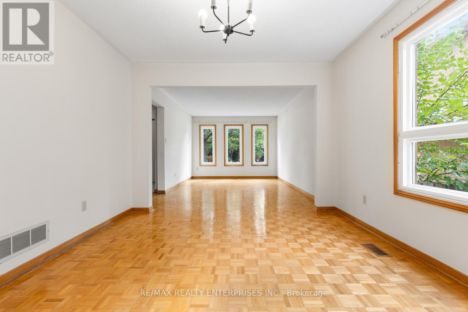 Photo 8 of 2941 Caradoc Lane, Oakville ON