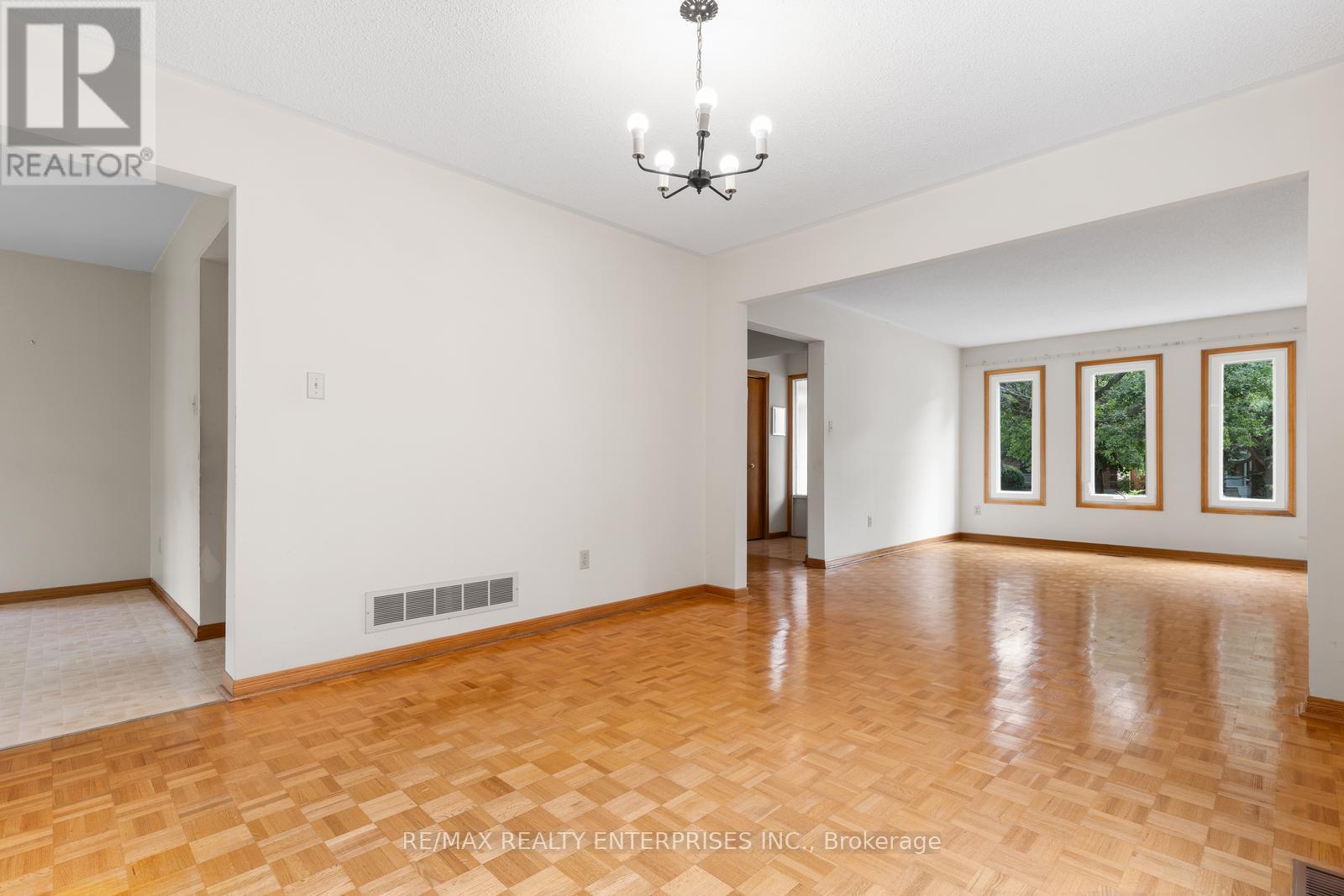 Photo 9 of 2941 Caradoc Lane, Oakville ON