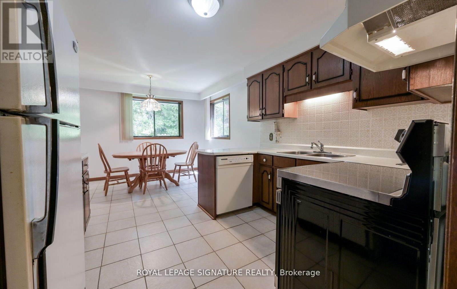 Photo 10 of 172 Glenview Drive, Mississauga ON