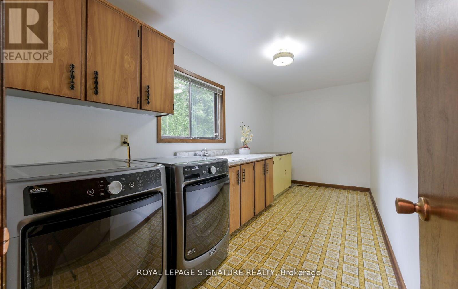 Photo 17 of 172 Glenview Drive, Mississauga ON