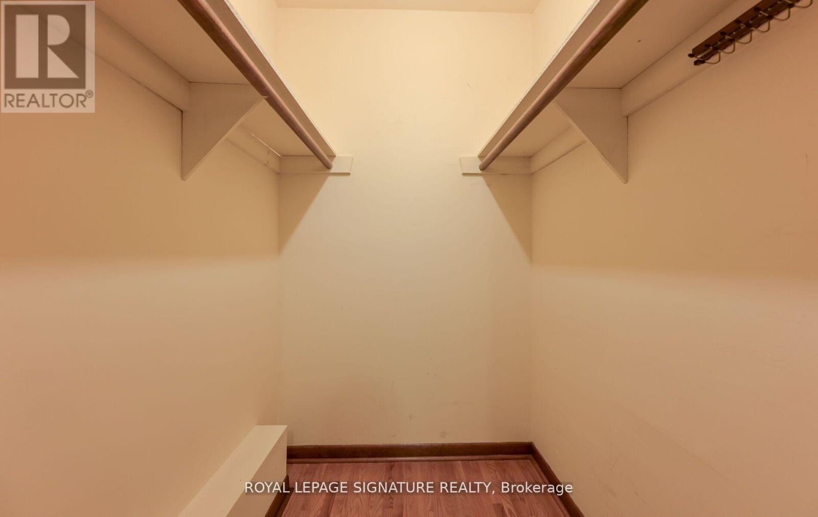 Photo 23 of 172 Glenview Drive, Mississauga ON