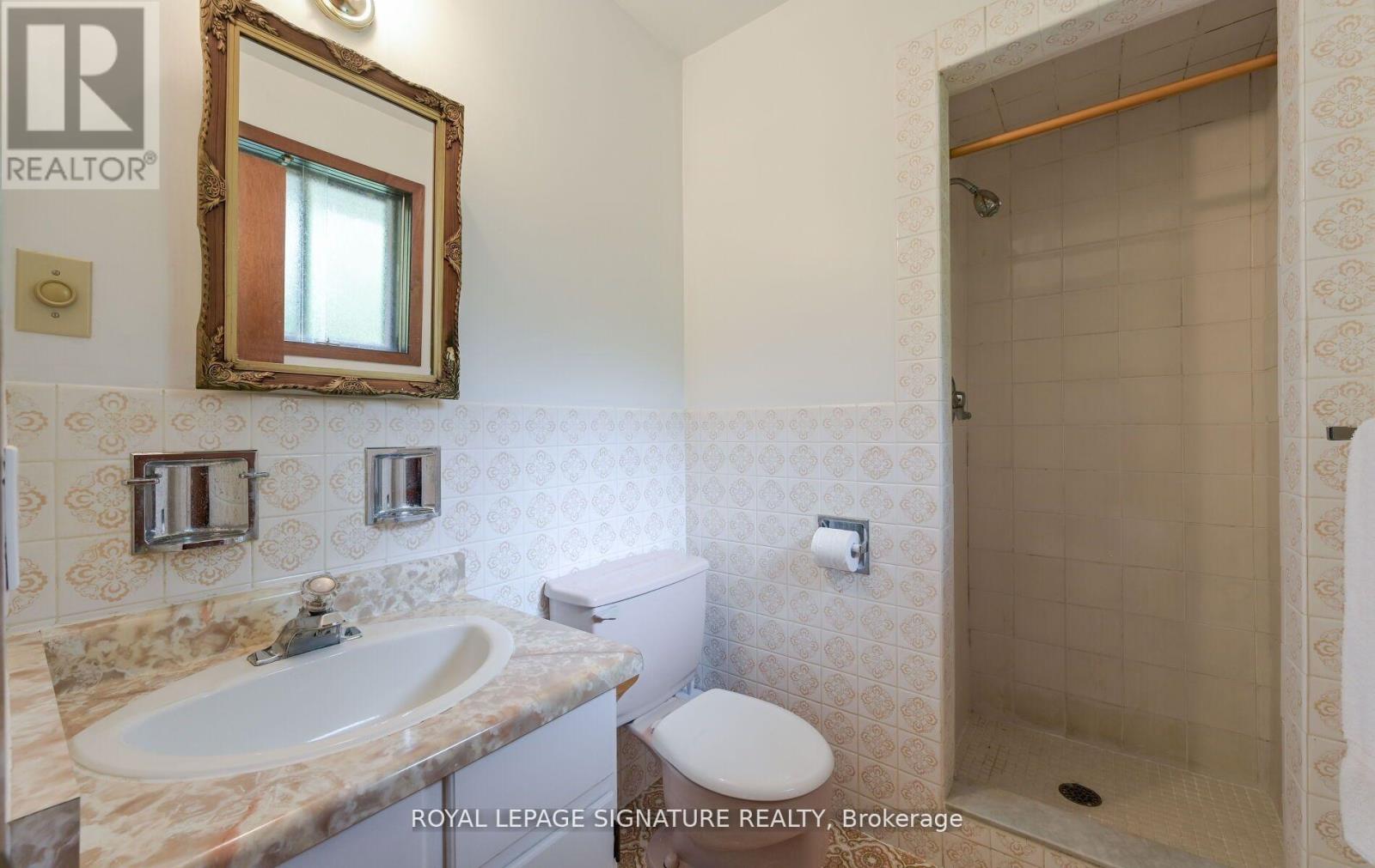 Photo 24 of 172 Glenview Drive, Mississauga ON