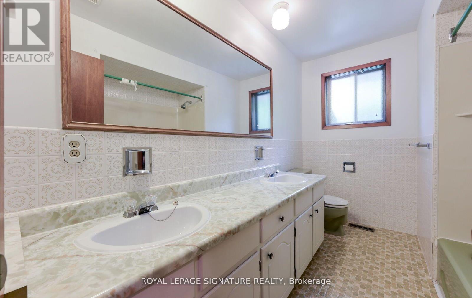 Photo 27 of 172 Glenview Drive, Mississauga ON