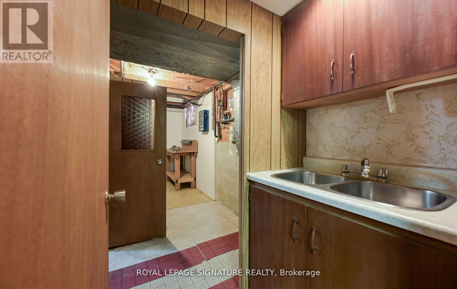 Photo 31 of 172 Glenview Drive, Mississauga ON