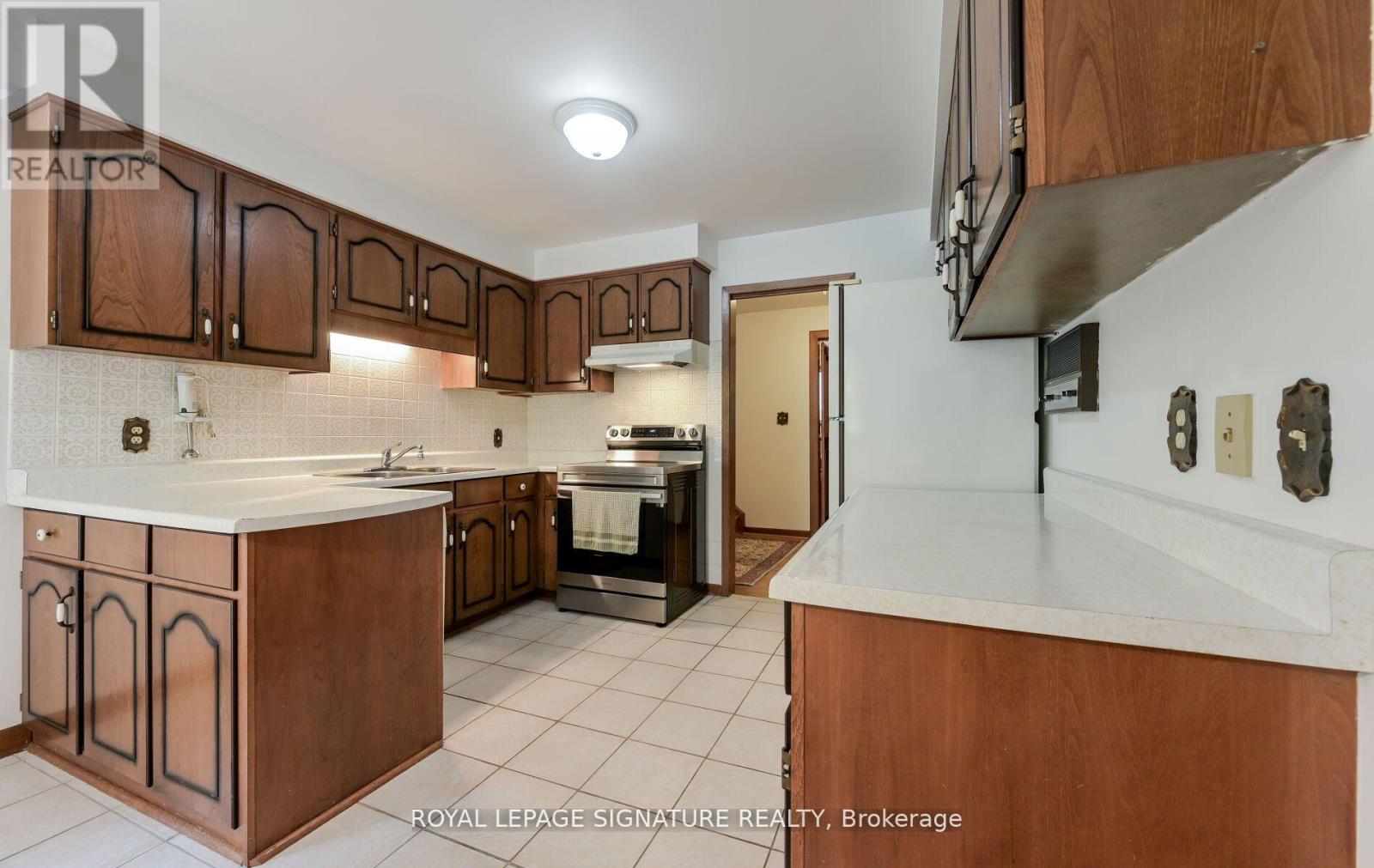Photo 8 of 172 Glenview Drive, Mississauga ON