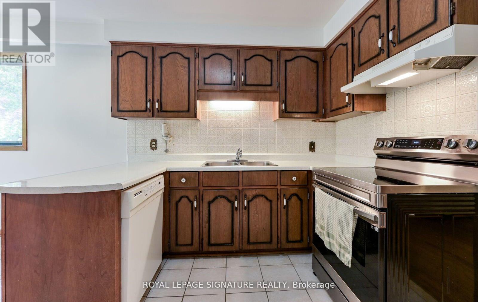 Photo 9 of 172 Glenview Drive, Mississauga ON
