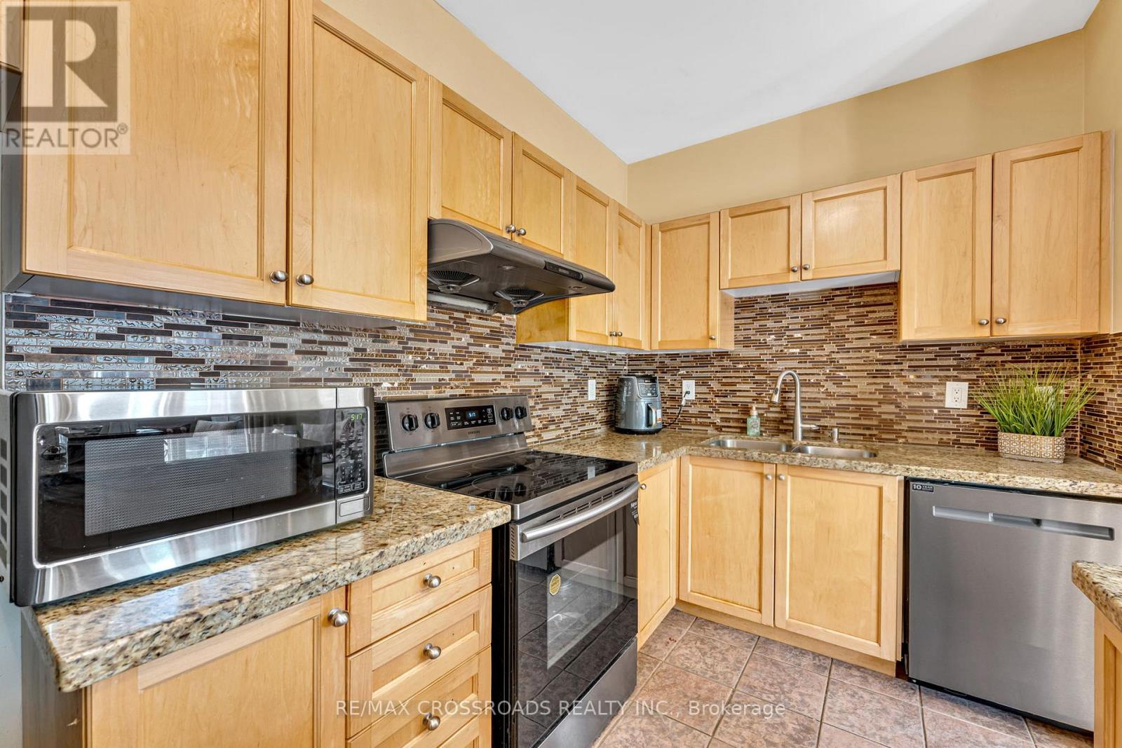 Photo 10 of 6622 Song Bird Crescent, Mississauga ON