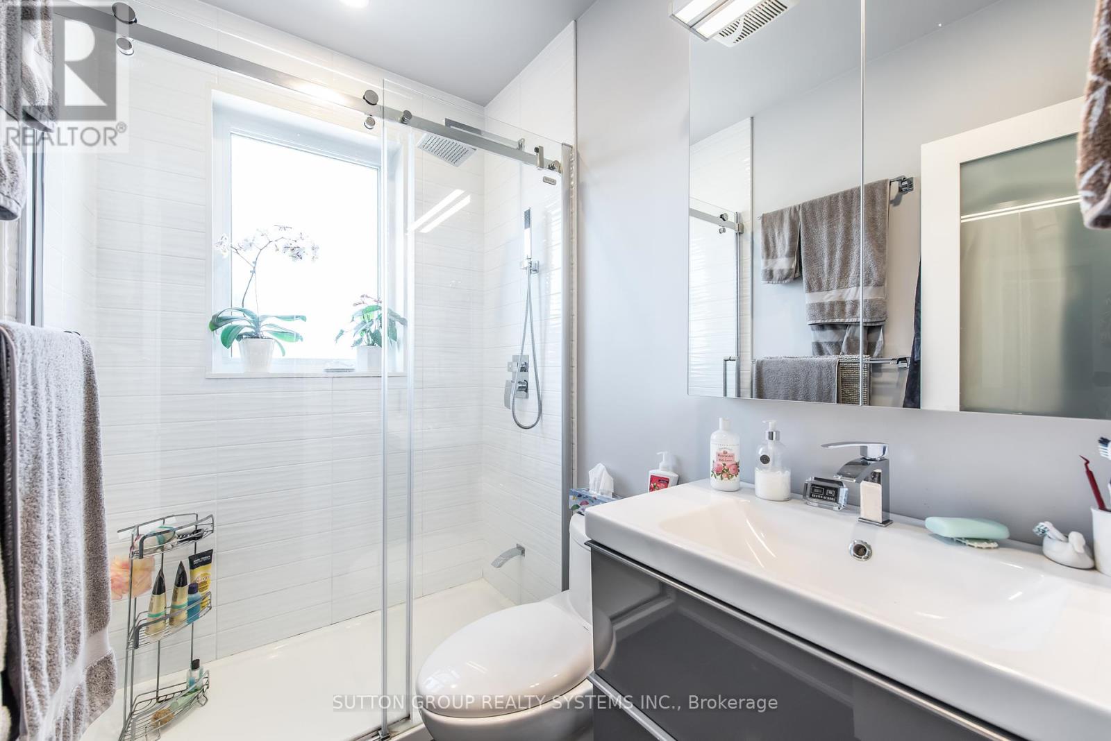 Photo 13 of 574 Perth Avenue, Toronto ON