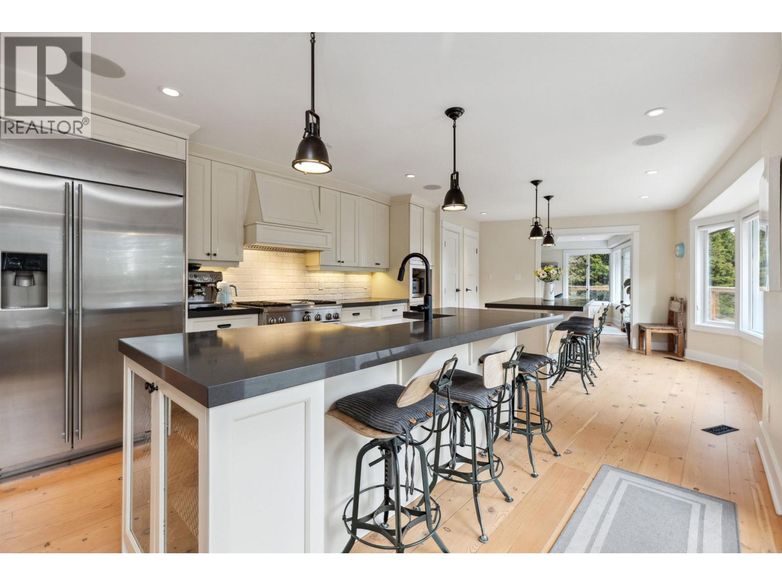 Photo 7 of 3714 Southridge Place, West Vancouver BC