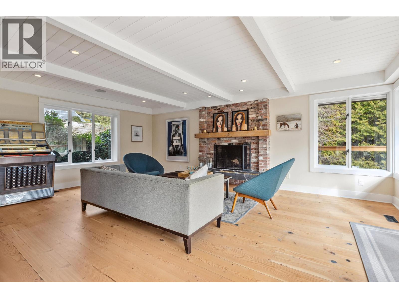 Photo 10 of 3714 Southridge Place, West Vancouver BC