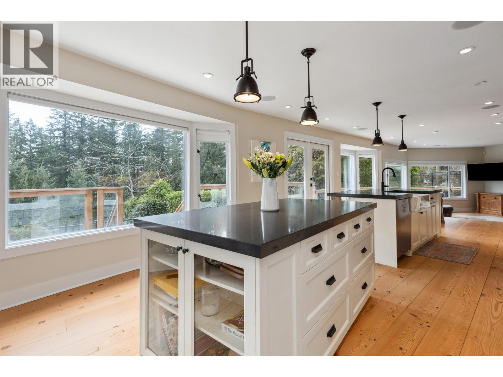 Photo 5 of 3714 Southridge Place, West Vancouver BC