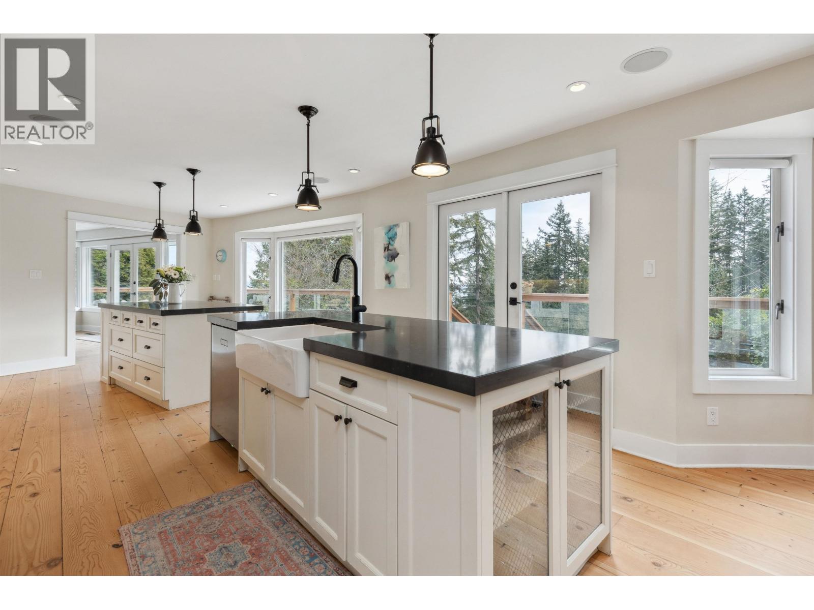 Photo 6 of 3714 Southridge Place, West Vancouver BC