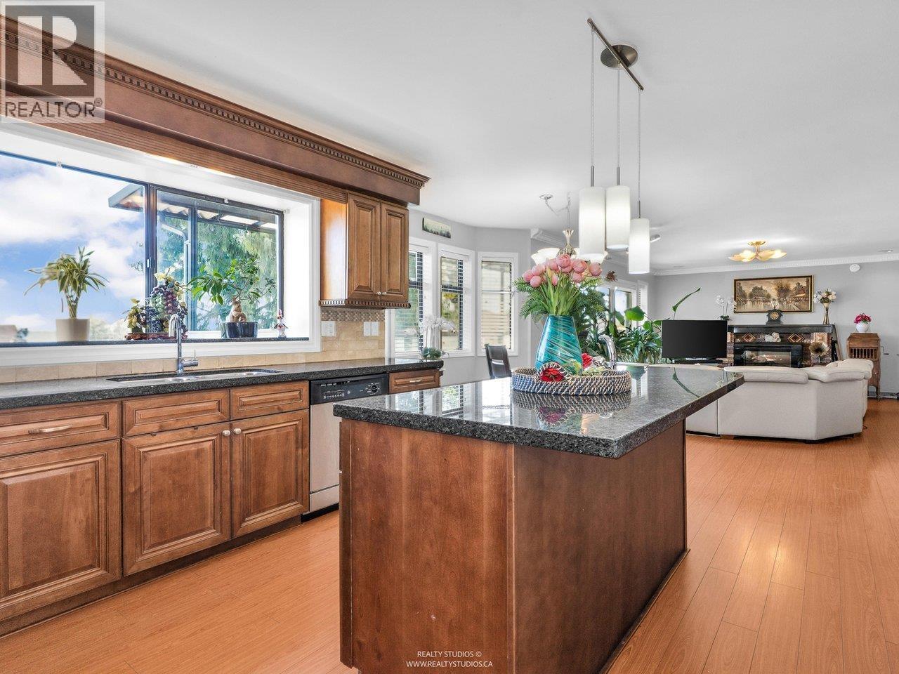 Photo 10 of 1028 Dansey Avenue, Coquitlam BC