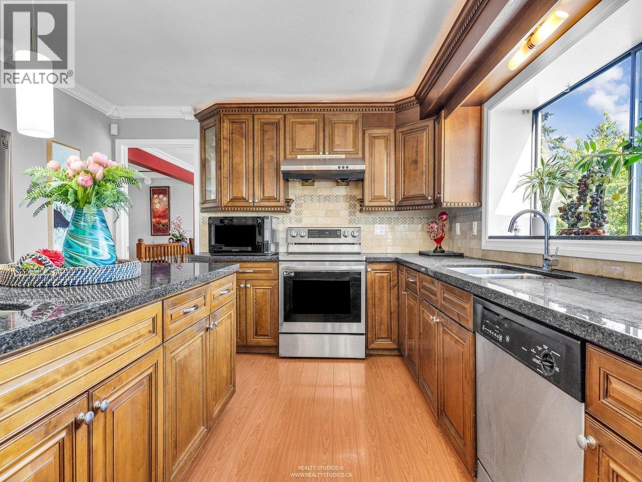 Photo 8 of 1028 Dansey Avenue, Coquitlam BC