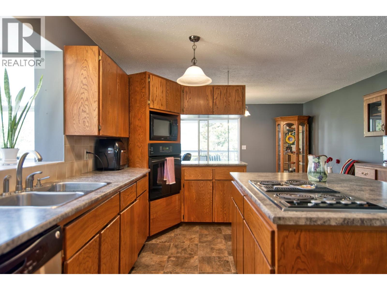 6135 FAIRWAY AVENUE, Sechelt