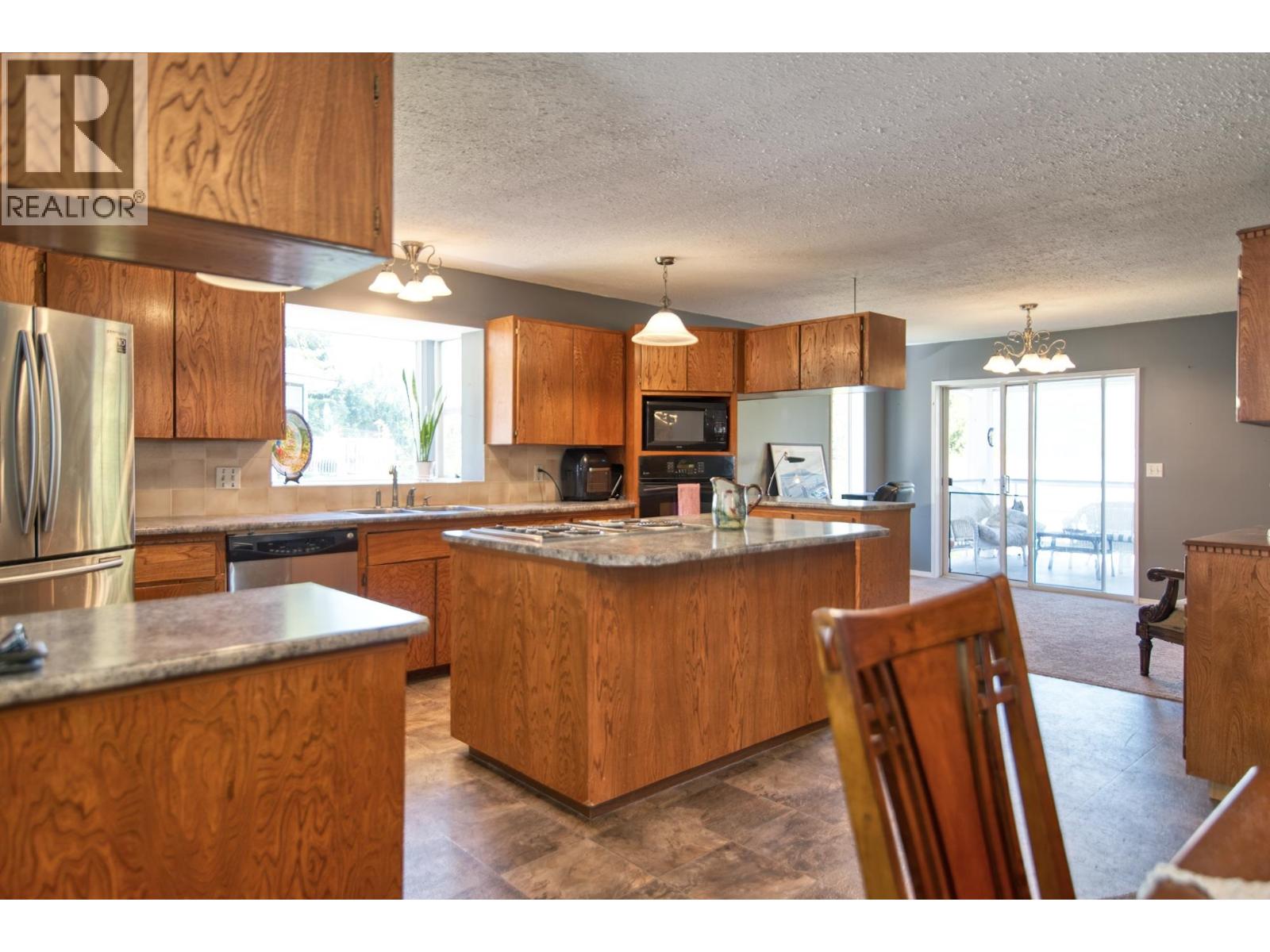 6135 FAIRWAY AVENUE, Sechelt