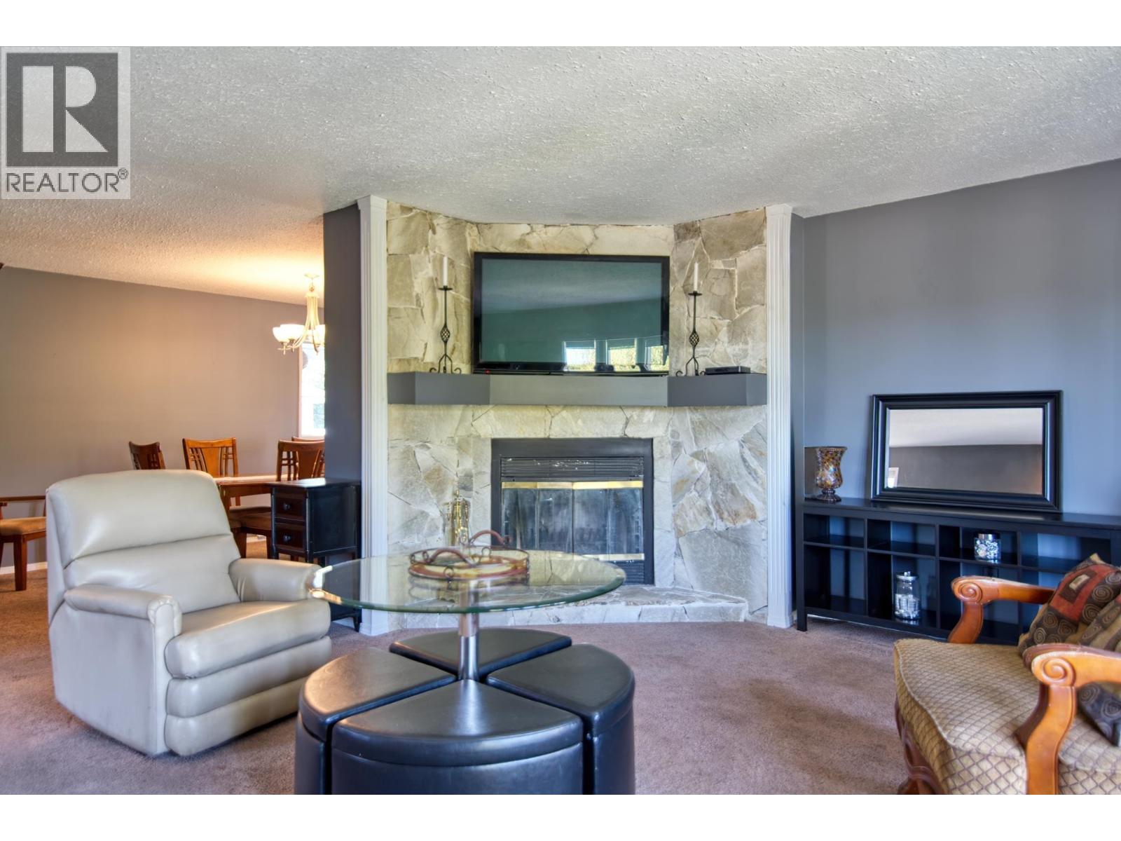 6135 FAIRWAY AVENUE, Sechelt