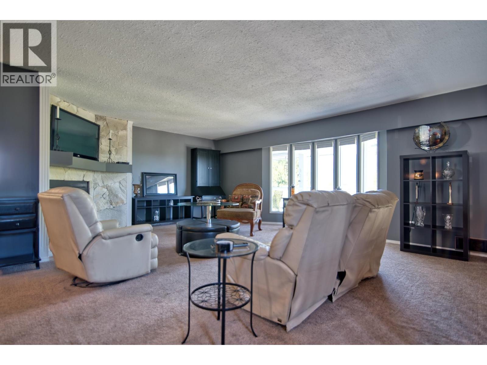 6135 FAIRWAY AVENUE, Sechelt