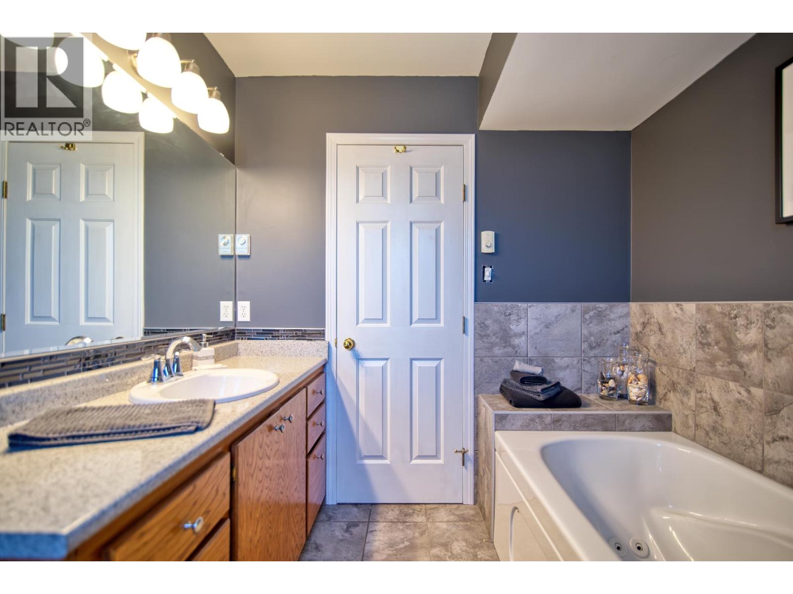 6135 FAIRWAY AVENUE, Sechelt