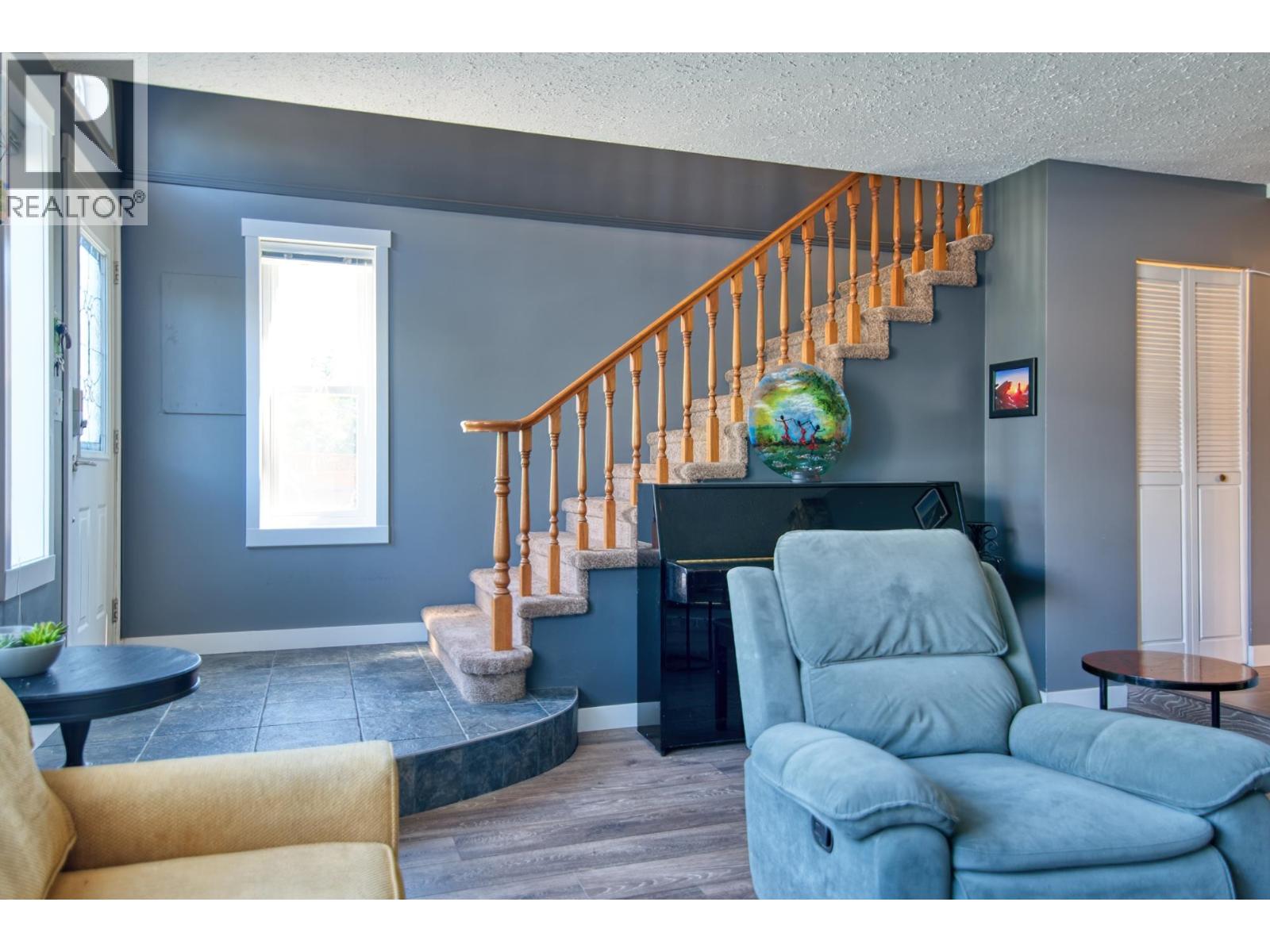 6135 FAIRWAY AVENUE, Sechelt