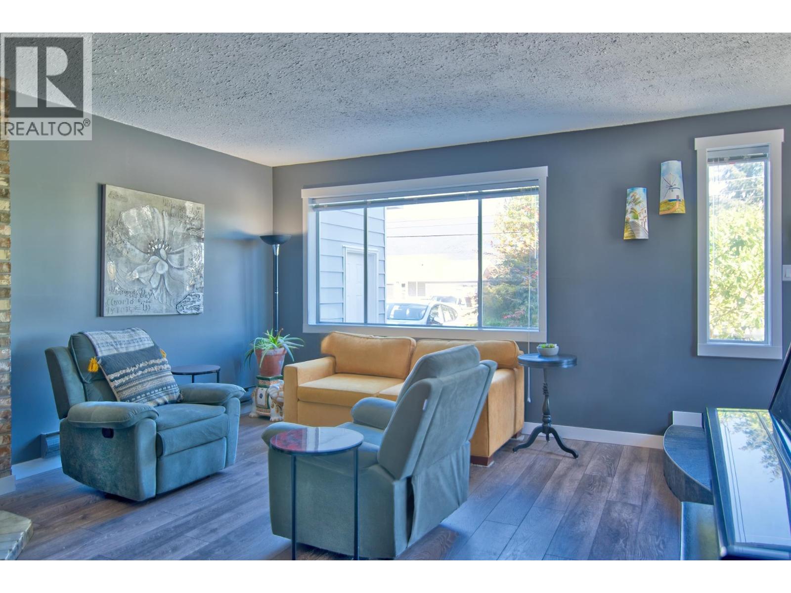 6135 FAIRWAY AVENUE, Sechelt