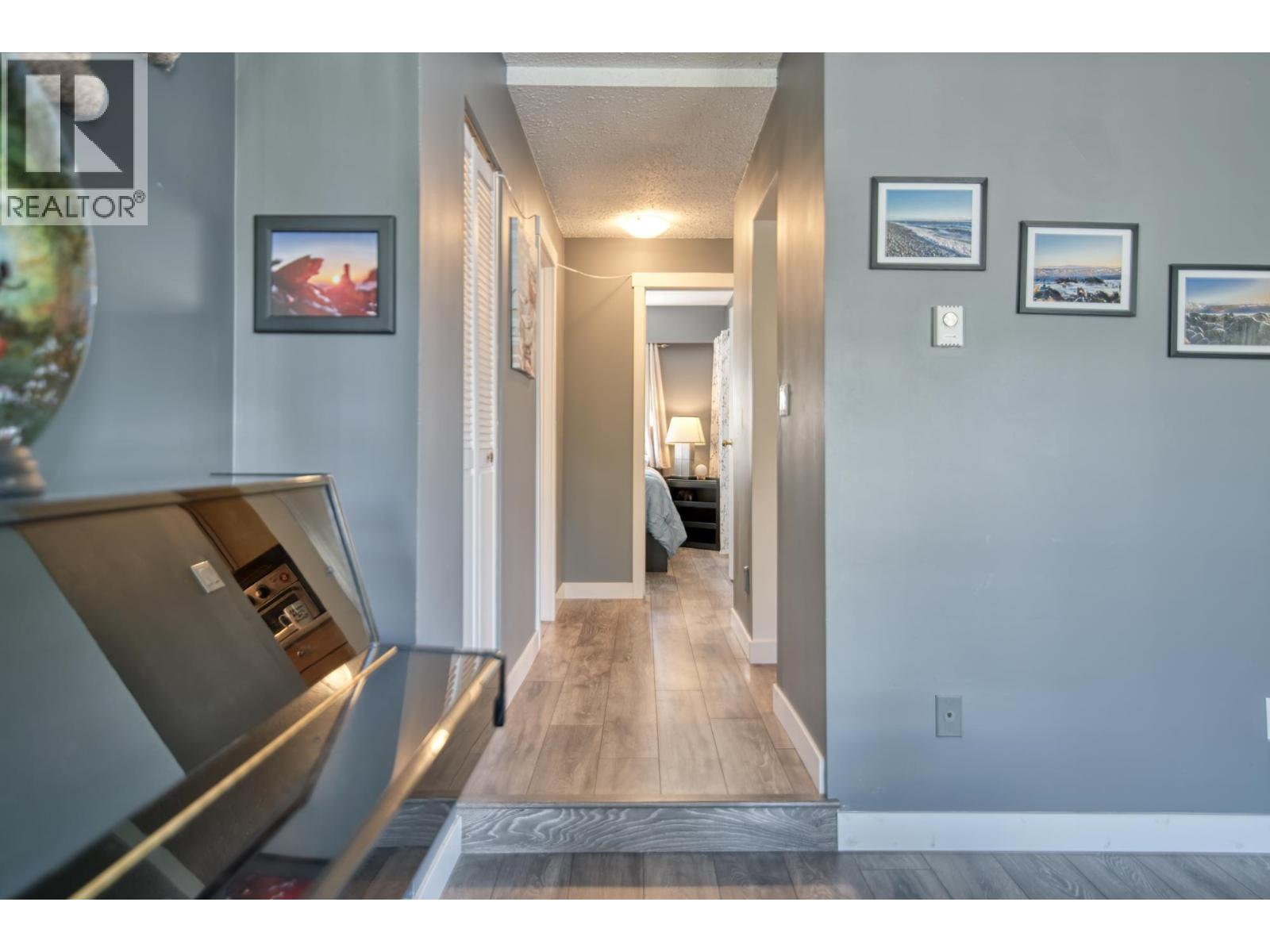 6135 FAIRWAY AVENUE, Sechelt