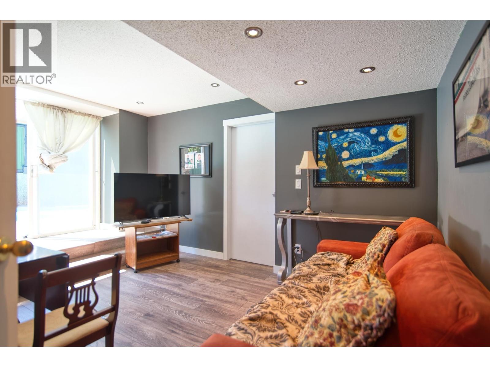 6135 FAIRWAY AVENUE, Sechelt