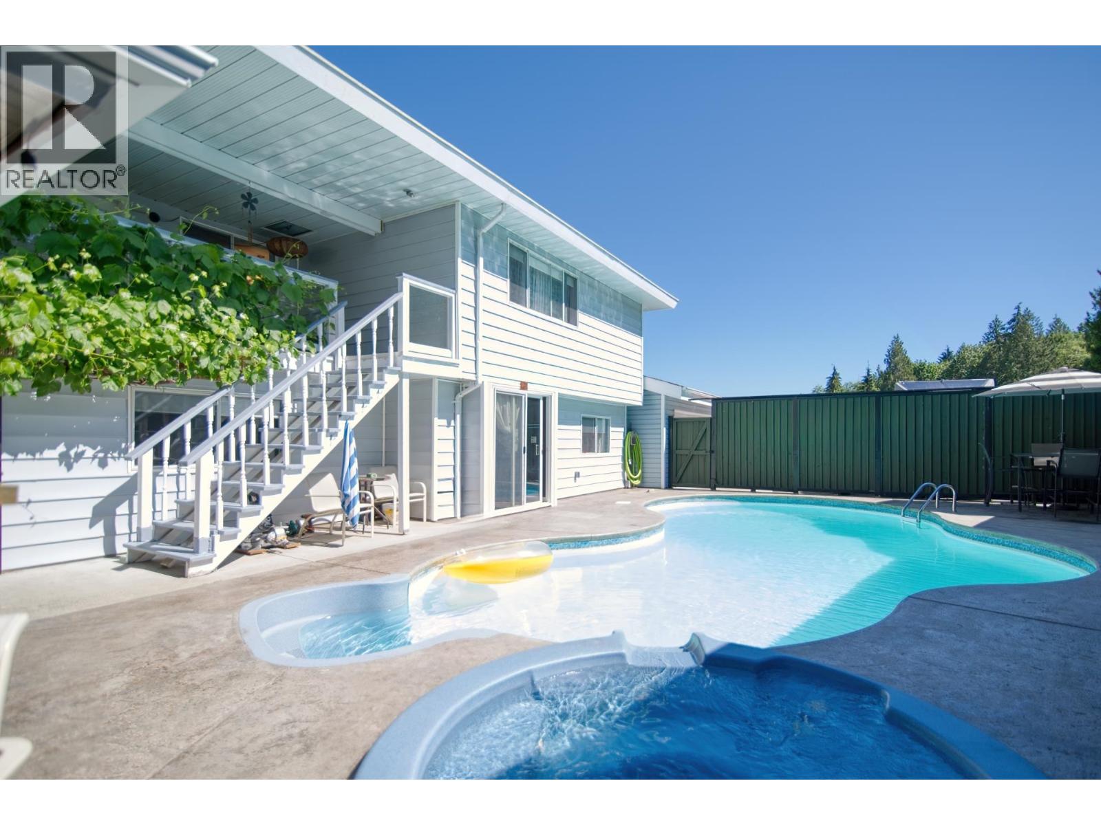 6135 FAIRWAY AVENUE, Sechelt