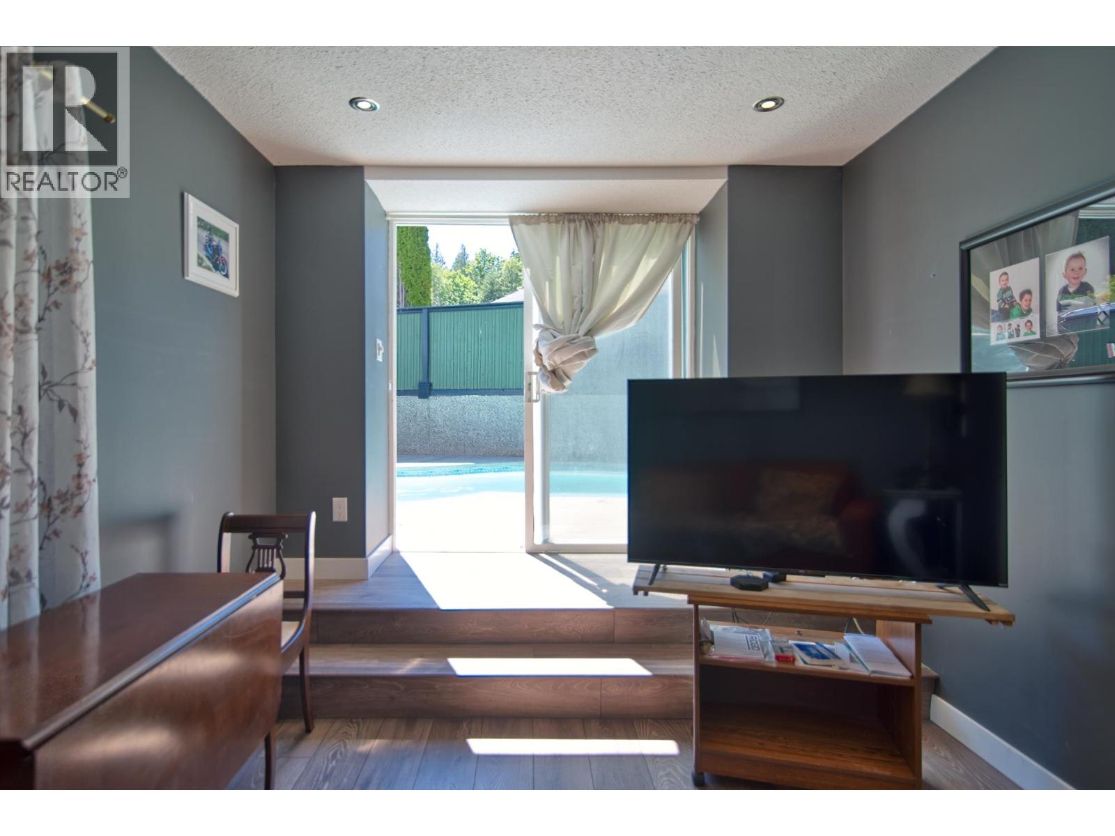 6135 FAIRWAY AVENUE, Sechelt