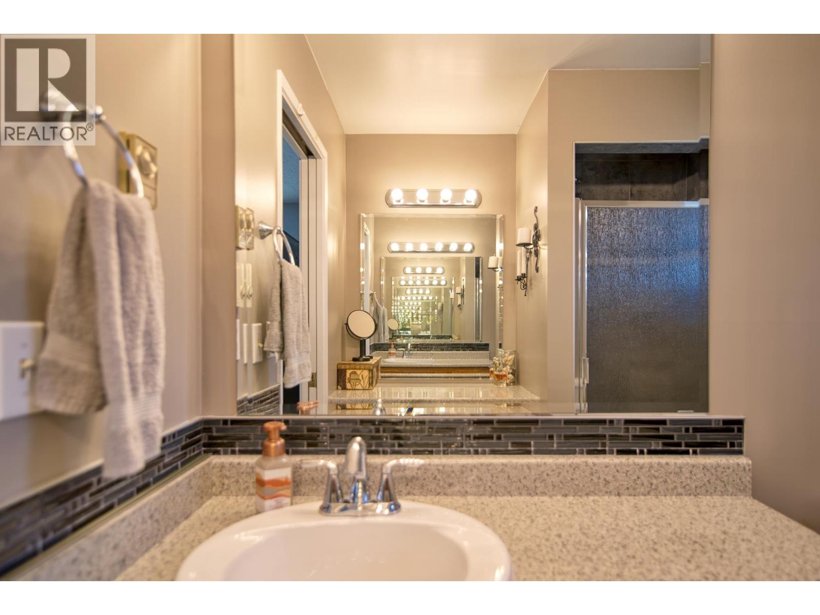 6135 FAIRWAY AVENUE, Sechelt