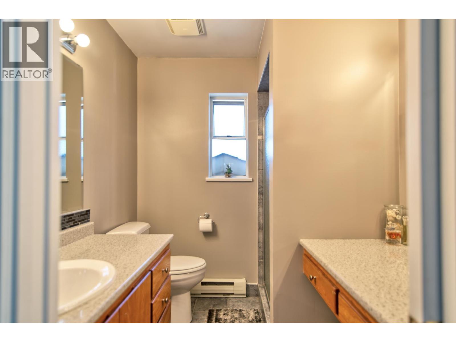 6135 FAIRWAY AVENUE, Sechelt