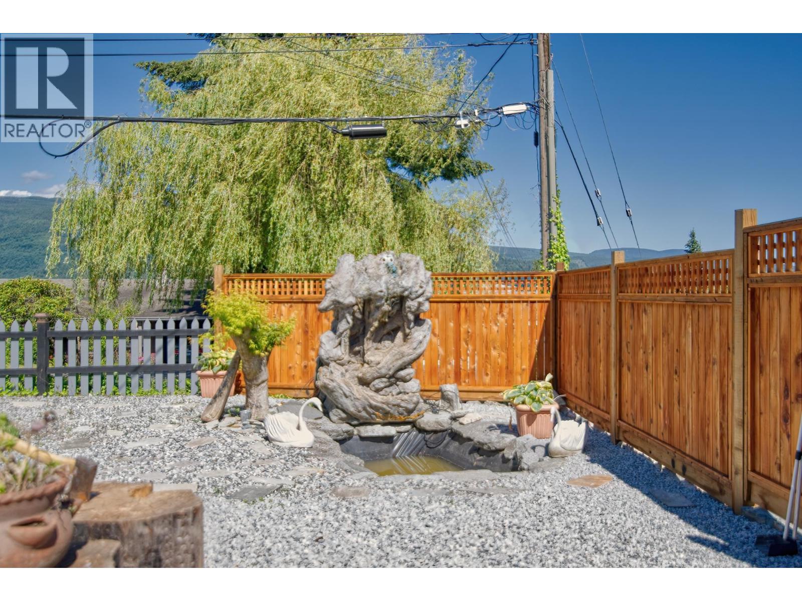 6135 FAIRWAY AVENUE, Sechelt