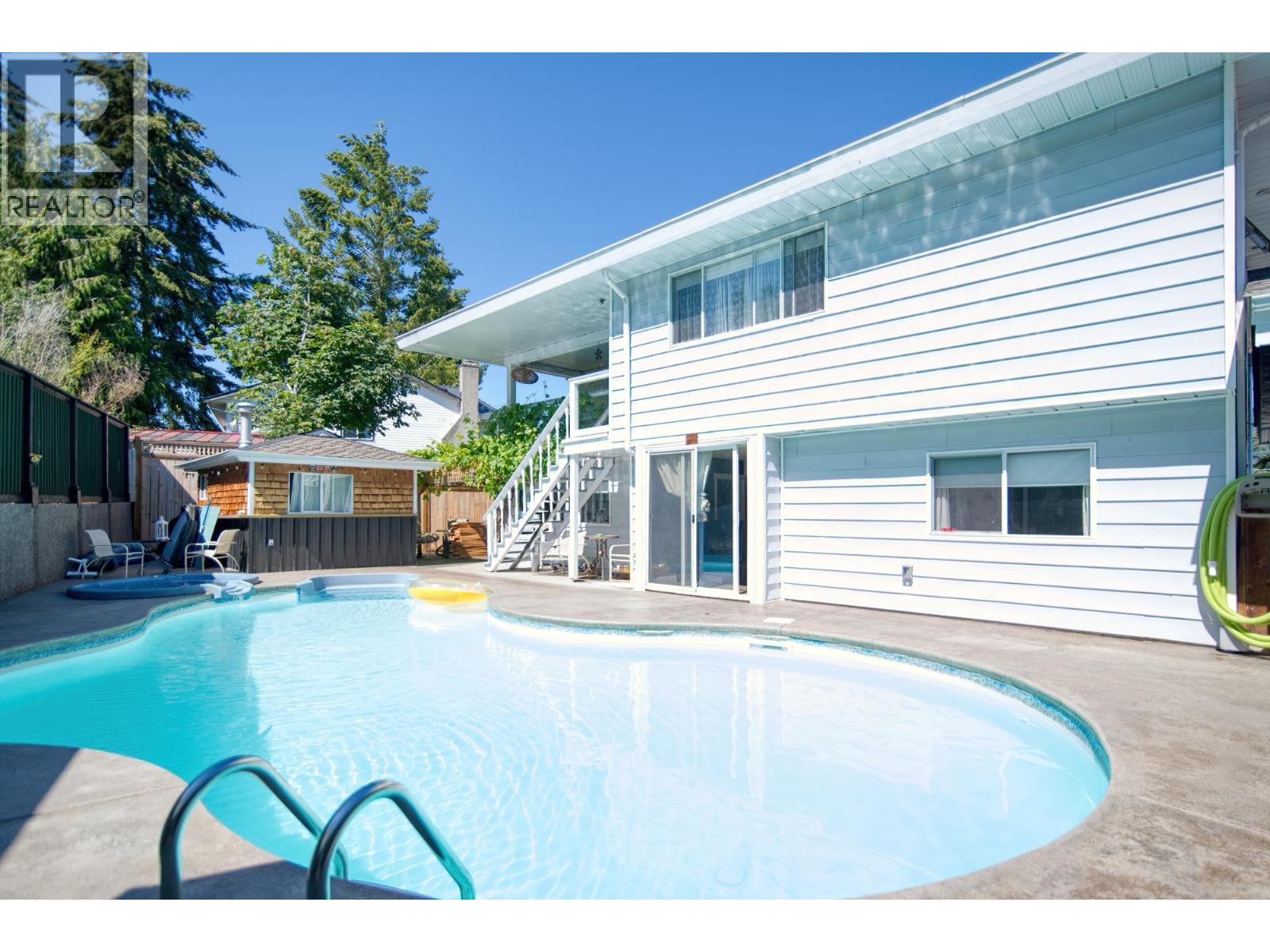 6135 FAIRWAY AVENUE, Sechelt
