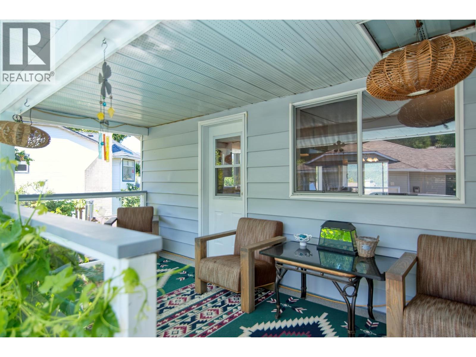 6135 FAIRWAY AVENUE, Sechelt