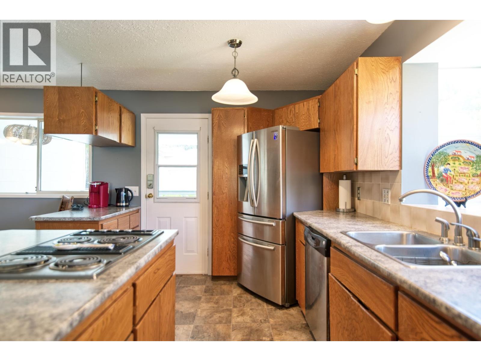 6135 FAIRWAY AVENUE, Sechelt