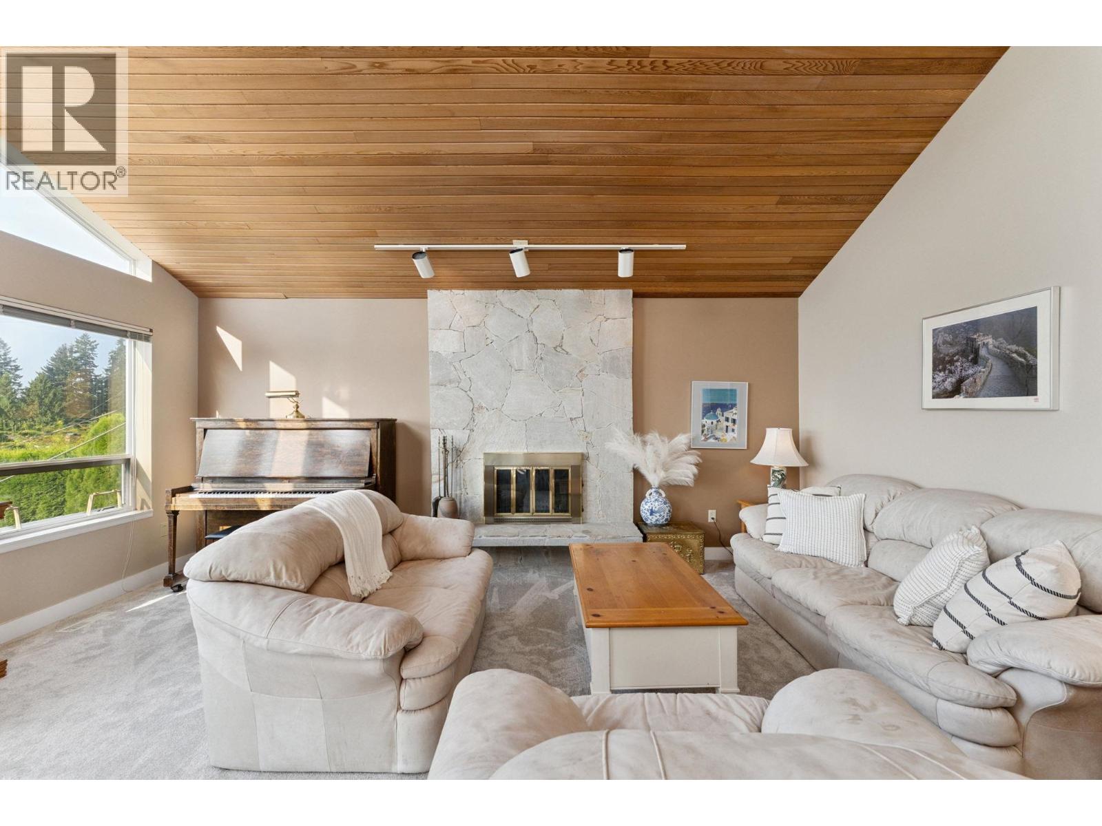 Photo 3 of 1084 Chamberlain Drive, North Vancouver BC