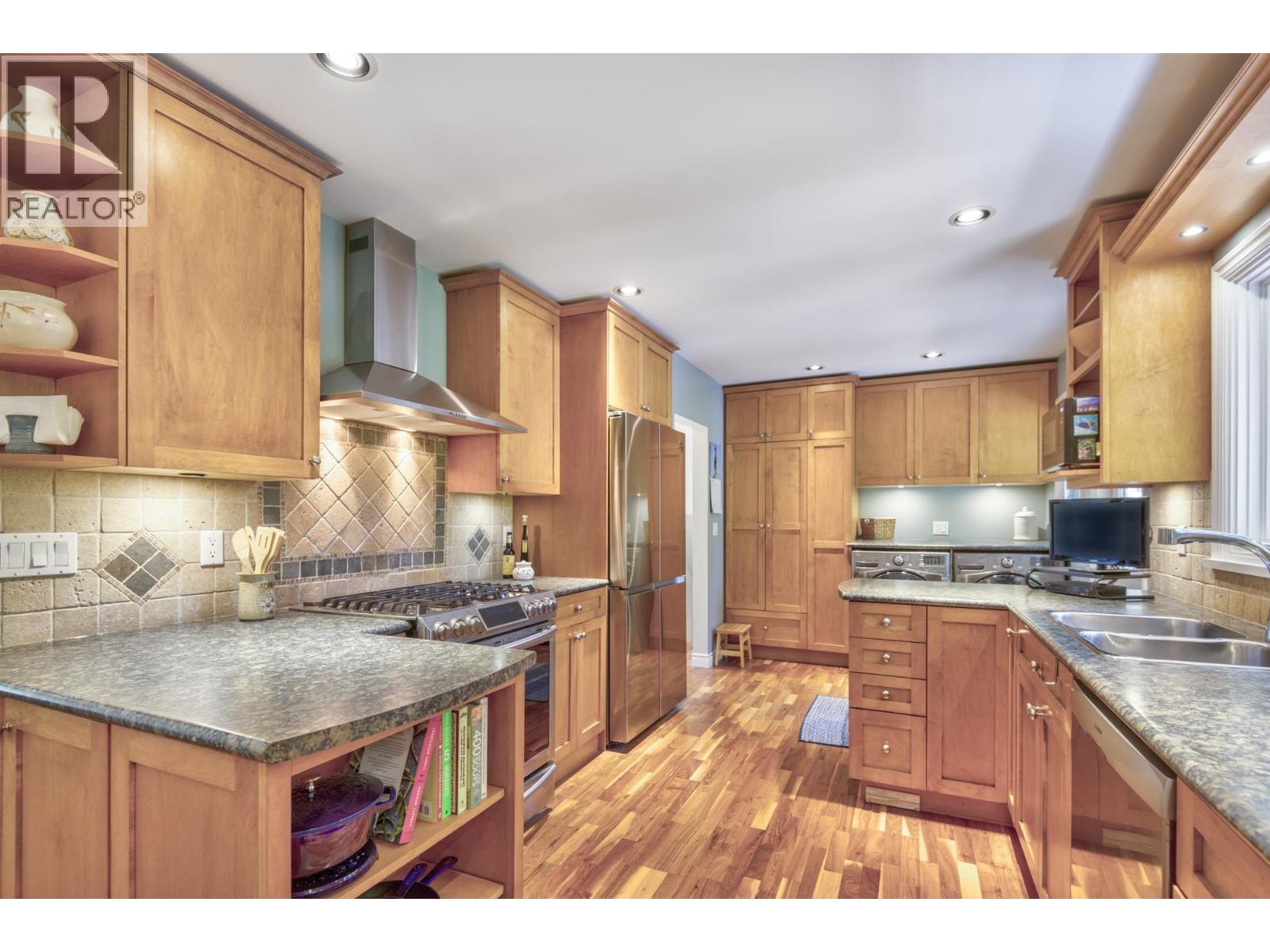 Photo 12 of 2956 Spuraway Avenue, Coquitlam BC