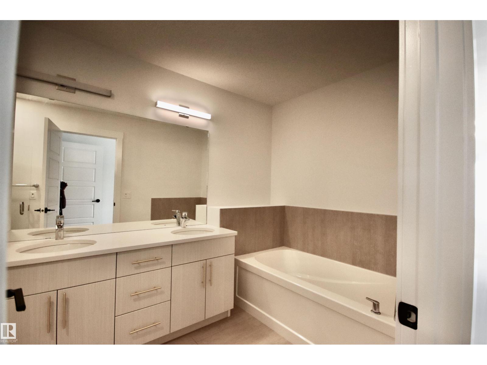 Photo 15 of 9981 205 A St Nw, Edmonton AB