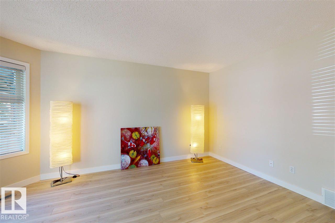 Photo 4 of 9607 73 Av Nw, Edmonton AB