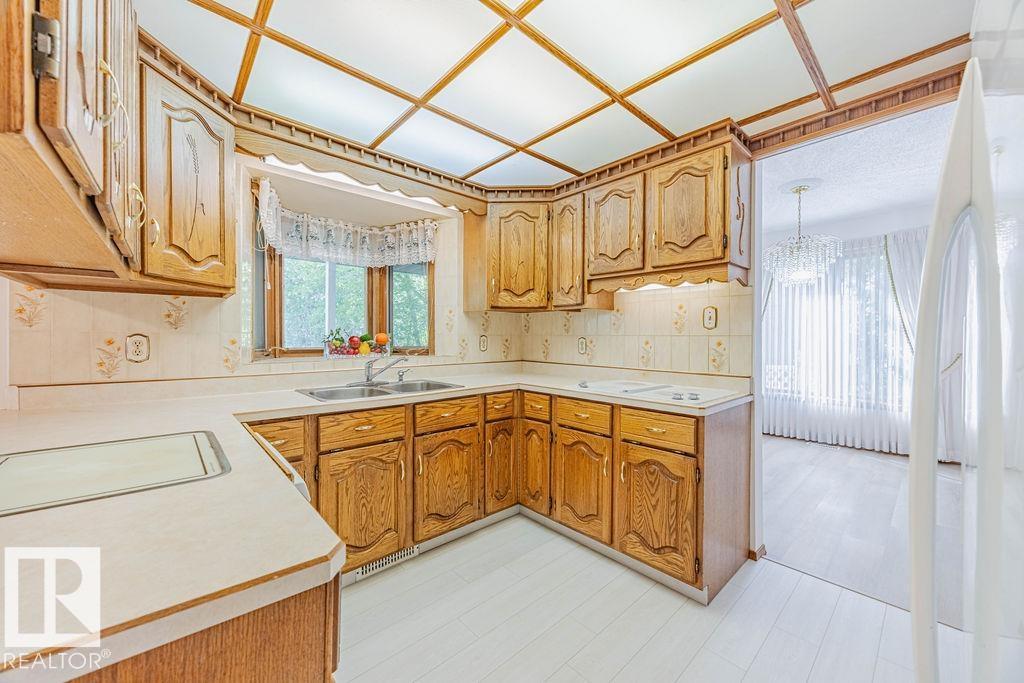 Photo 11 of 10411 21 Av Nw, Edmonton AB