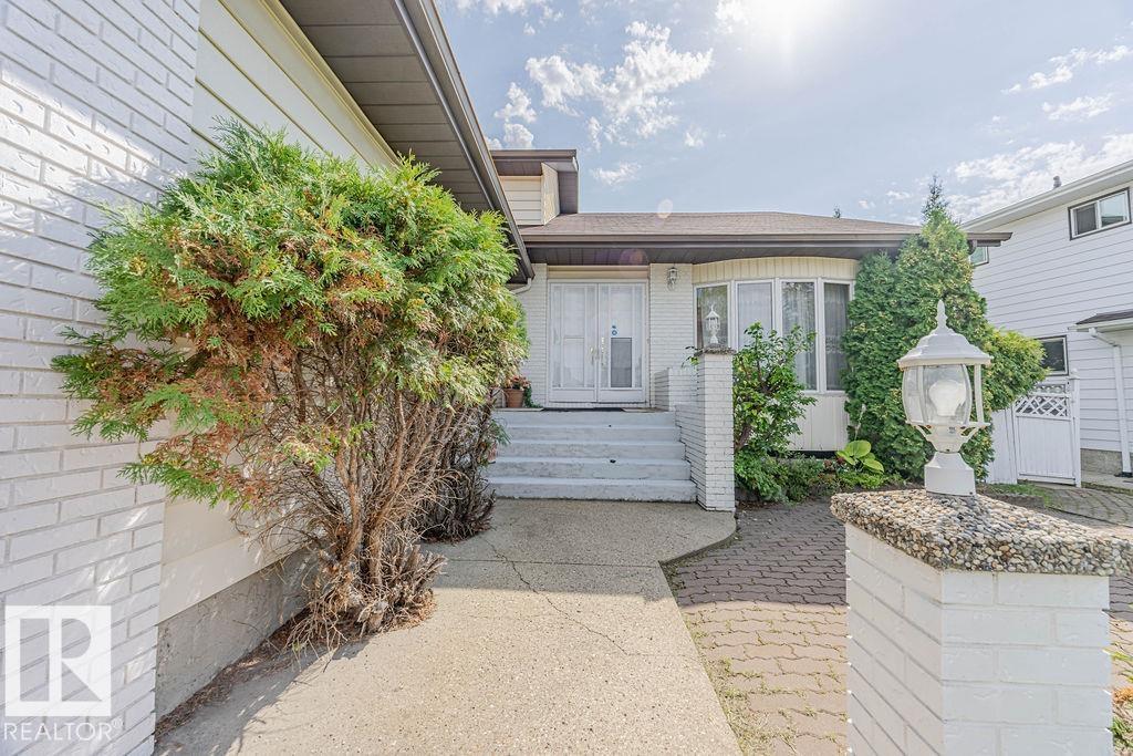 Photo 4 of 10411 21 Av Nw, Edmonton AB
