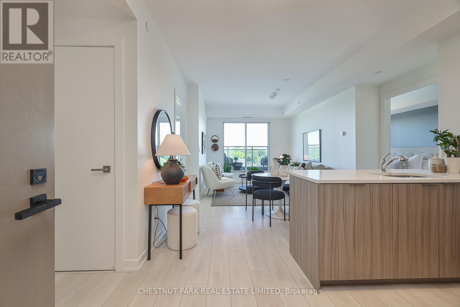 Photo 2 of 704 223 St Clair Avenue W, Toronto ON