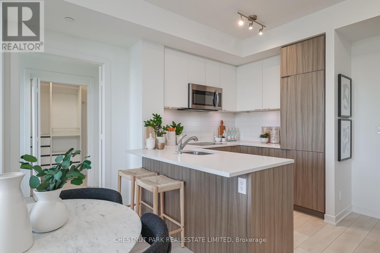 Photo 5 of 704 223 St Clair Avenue W, Toronto ON