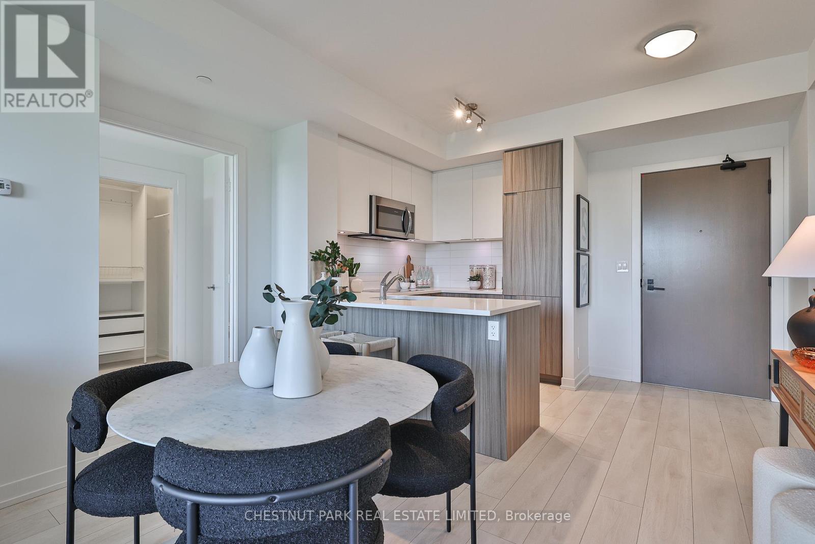 Photo 6 of 704 223 St Clair Avenue W, Toronto ON