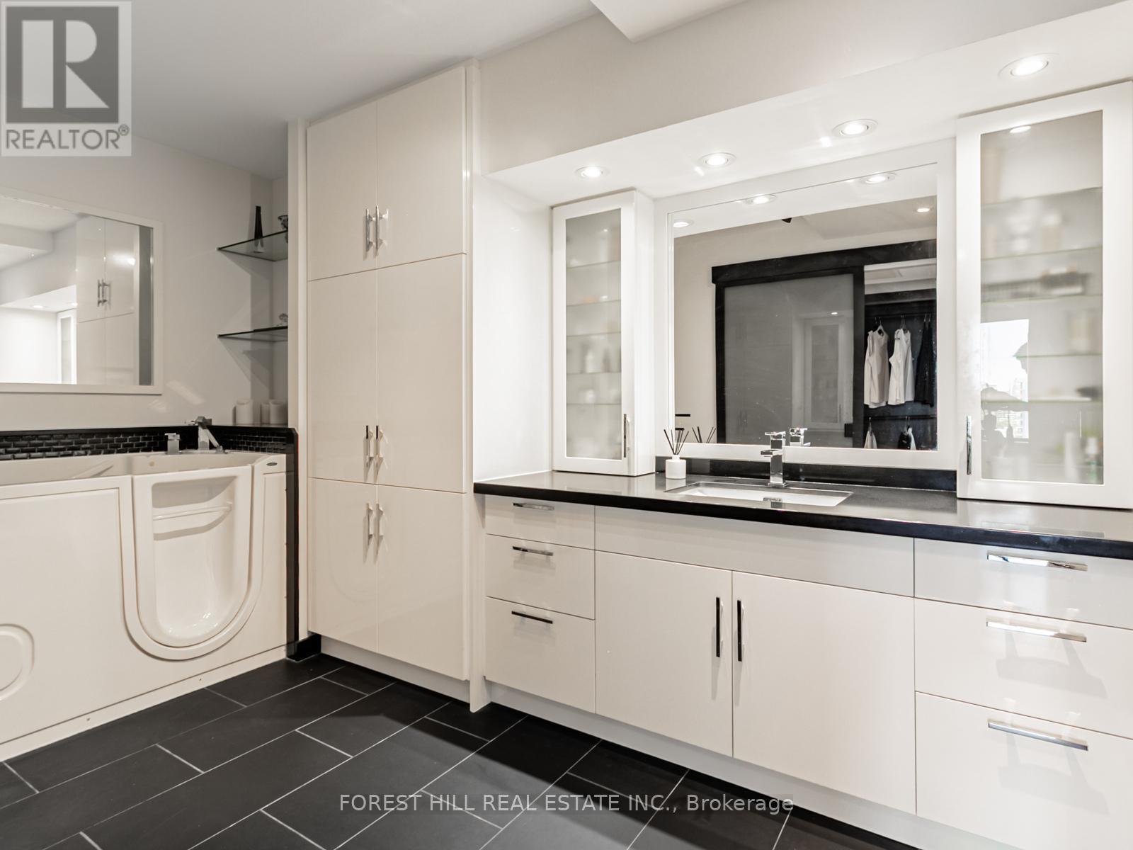 Photo 18 of 1810 1809 175 Cumberland Street, Toronto ON