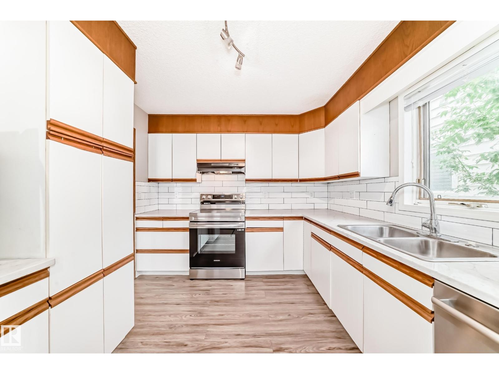 Photo 3 of 10735 68 Av Nw, Edmonton AB