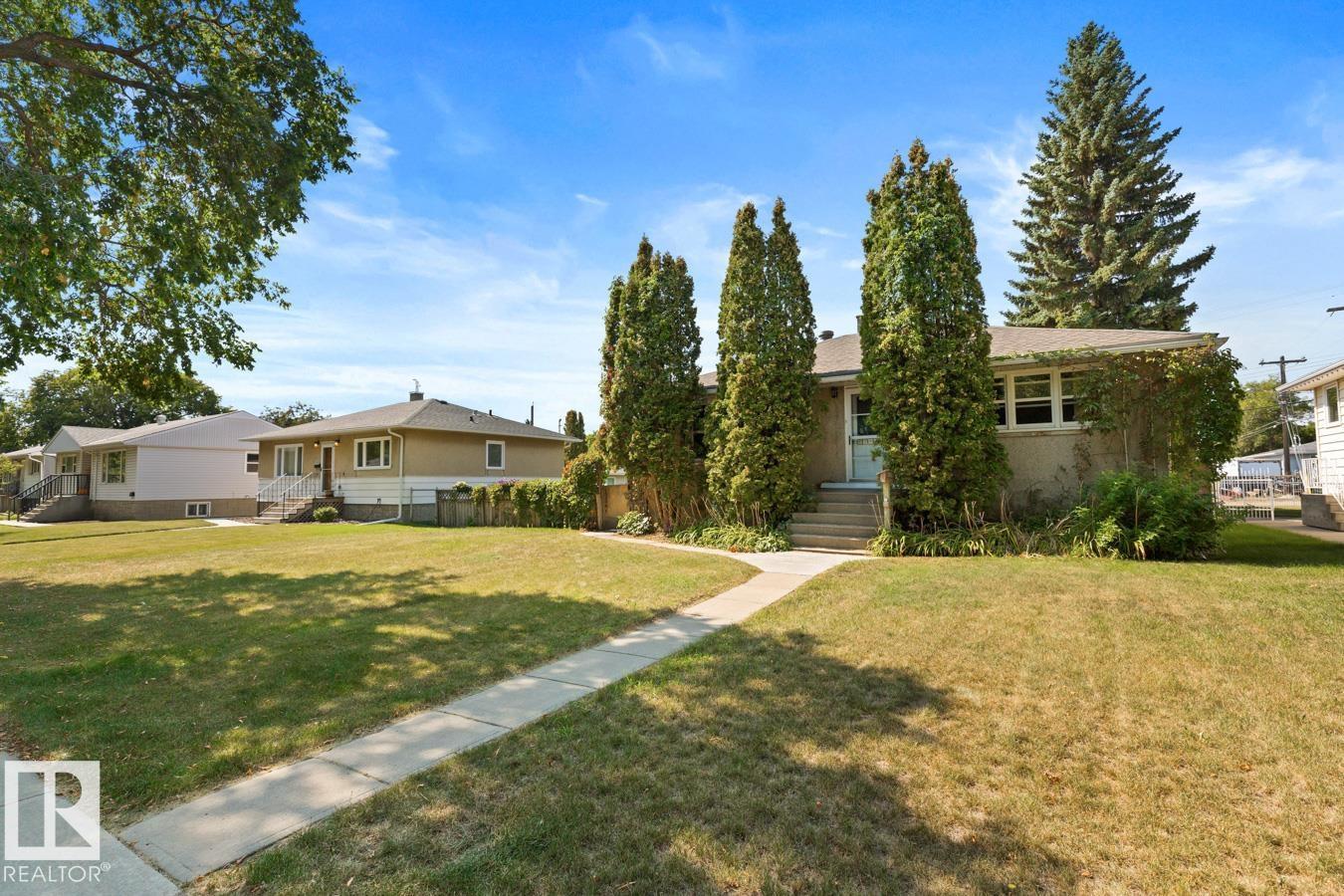 Photo 2 of 12346 129 St Nw, Edmonton AB