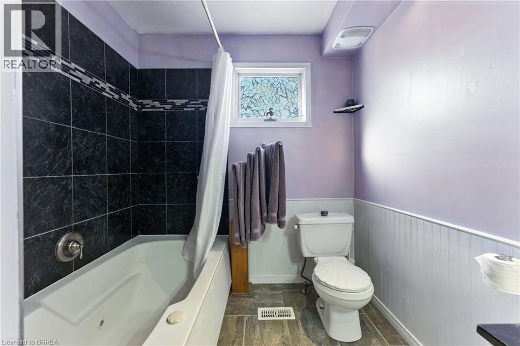 Photo 16 of 28 Baldwin Avenue, Brantford ON