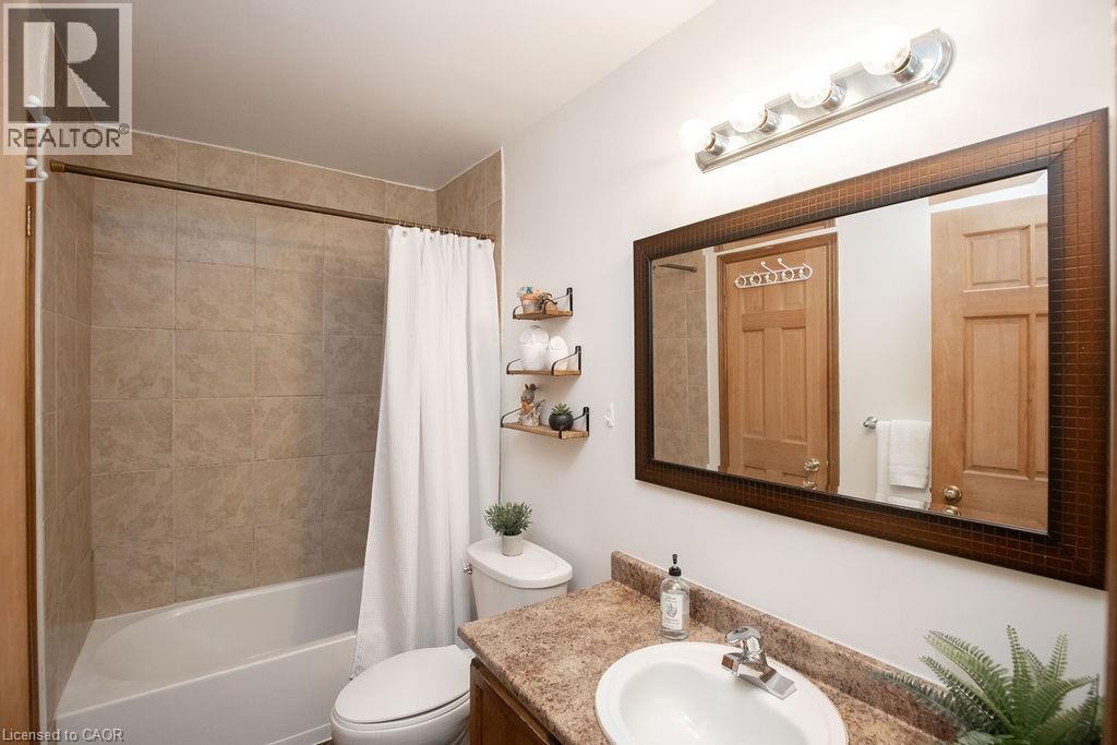 Photo 21 of 54 Merritt Crescent, Grimsby ON