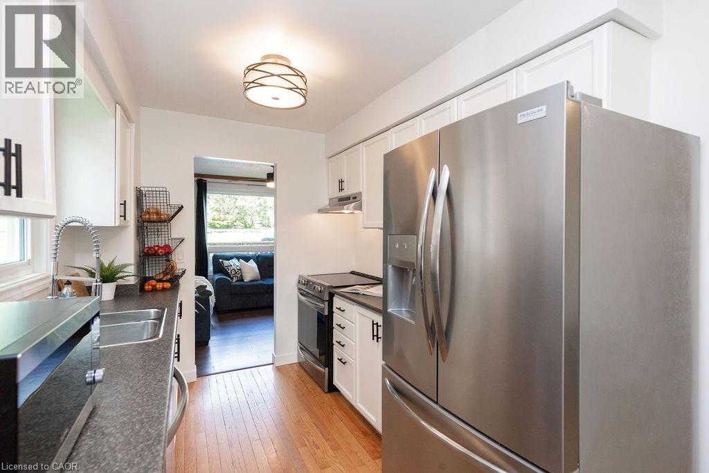 Photo 9 of 54 Merritt Crescent, Grimsby ON